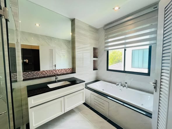room interior and bathroom of เดอะ แกรนด์ ลักซ์ บางนา-สวนหลวง THE GRAND LUX BANGNA- SUANLUANG