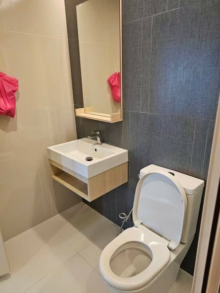 bathroom of The Key Sathon-Charoen Rat