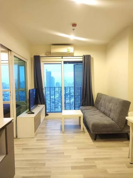 bedroom of The Key Sathon-Charoen Rat
