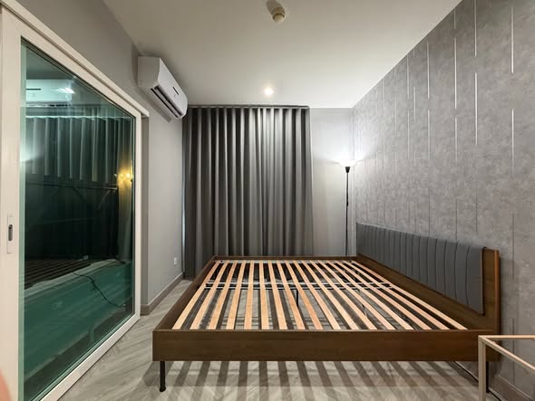 bedroom and room interior of The Key Sathon-Charoen Rat