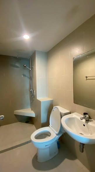 bathroom of The Kith Plus Phahonyothin-Khukot เดอะคิทท์ พลัส พหลโยธิน คูคต