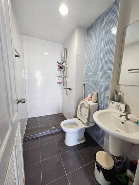 bathroom of The Kith Tiwanon เดอะคิทท์ ติวานนท์