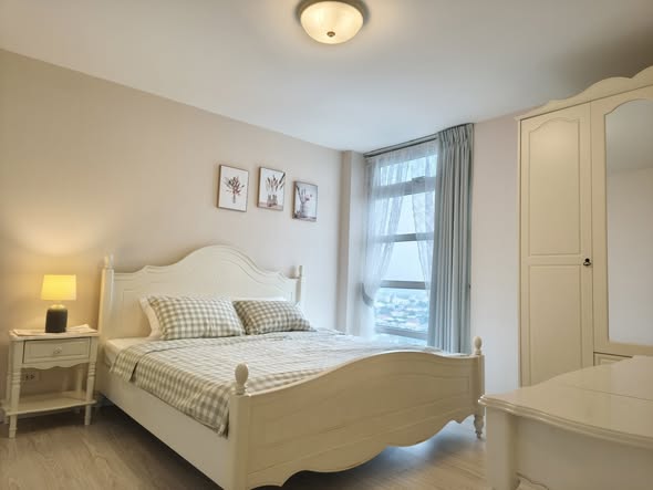 bedroom of The Lakes