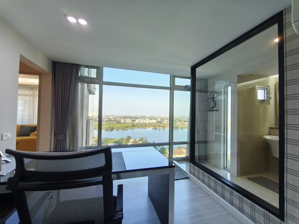 bedroom and room interior of The Lakes