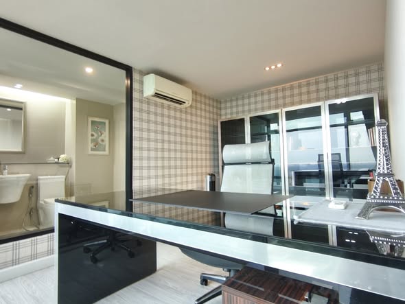 room interior and bathroom of The Lakes