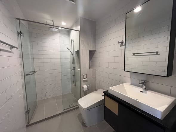 room interior and bathroom of THE LINE Jatujak-Mochit