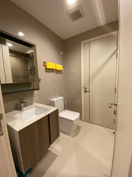 room interior and bathroom of THE LINE Phahon-Pradipat