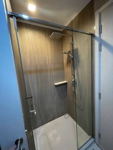 room interior and bathroom of THE LINE Phahon-Pradipat