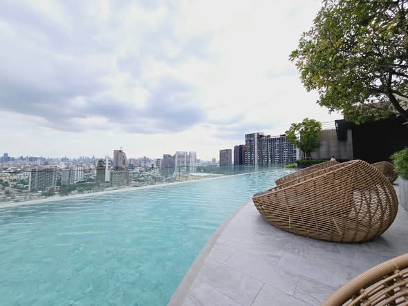 pool of THE LINE Phahonyothin Park