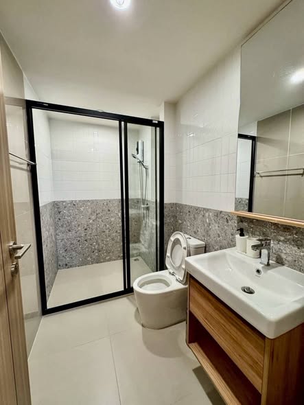 room interior and bathroom of The Line Vibe เดอะ ไลน์ ไวบ์