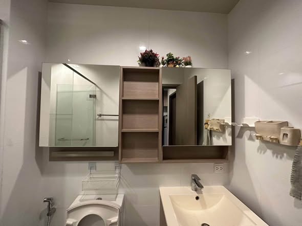 bathroom of THE LINE Wongsawang