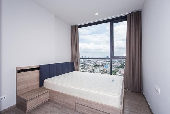 bedroom of THE LINE Wongsawang