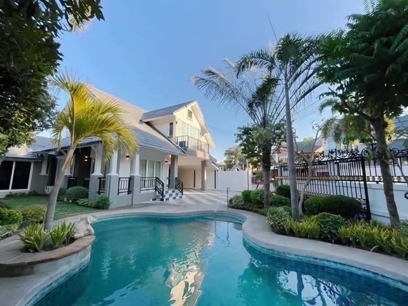 pool of The M Pool Villas Bangkok – Ekkamai