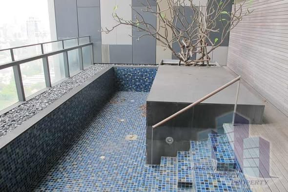 pool of The Met Condominium