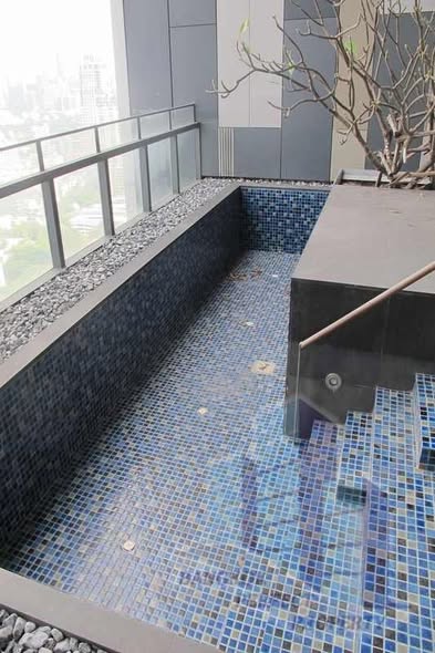pool of The Met Condominium
