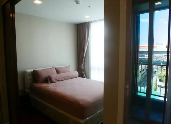 bedroom of The Metropolis Samrong