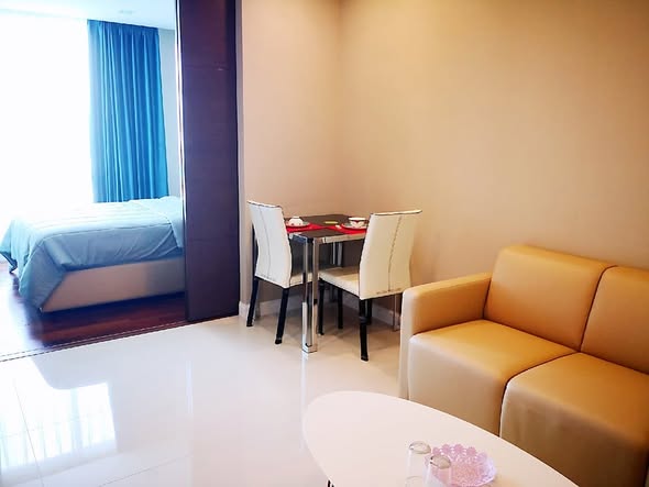 bedroom of The Metropolis Samrong