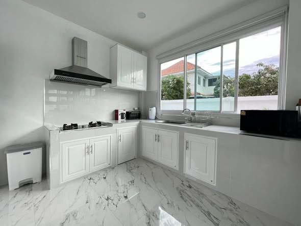 room interior and kitchen of The Modern House 32