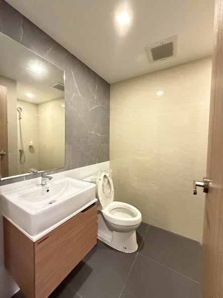 bathroom of The Moment Ratchada 19