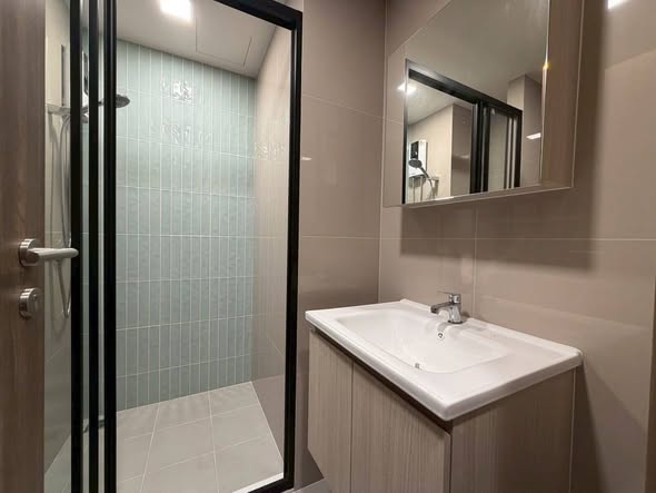 room interior and bathroom of THE MUVE Sukhumvit 107