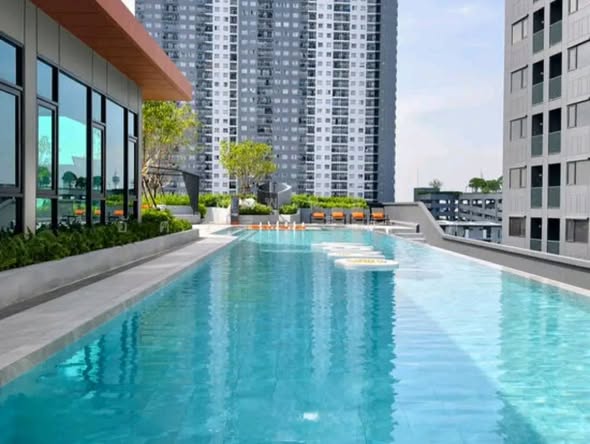 pool of THE ORIGIN SUKHUMVIT – PRAKSA สำนักงานขายคอนโด