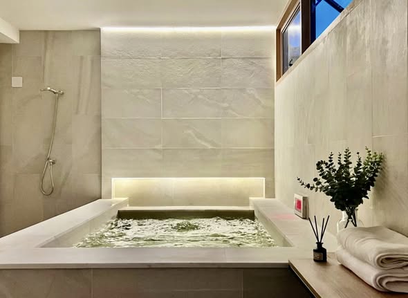 bathroom of The Park Lane Ekkamai 22