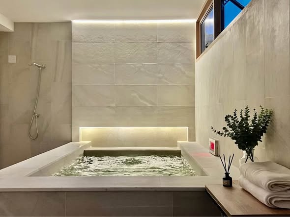 bathroom of The Park Lane Ekkamai 22