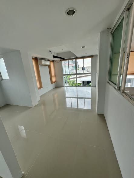 The Park Lane Ekkamai 22
