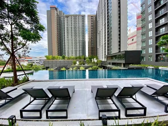 pool of The Parkland Phetkasem 56