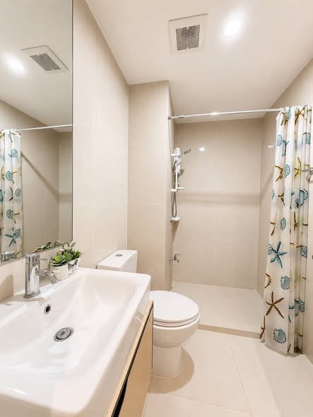 bathroom of The Parkland Phetkasem Condominium