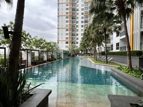 pool of The Parkland Taksin -Tha Phra