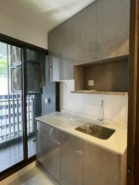 bathroom and kitchen of The Politan Breeze : เดอะ โพลิแทน บรีซ