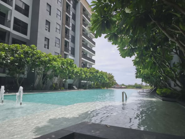 pool of The Politan Breeze : เดอะ โพลิแทน บรีซ