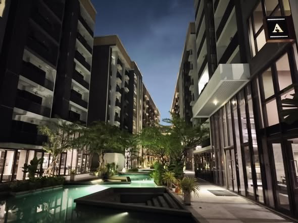 pool of The Politan Breeze : เดอะ โพลิแทน บรีซ