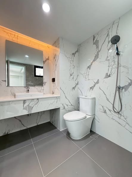 bathroom of THE REV. Sukhumvit 101