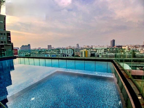 pool of The Rich Sathon-Taksin