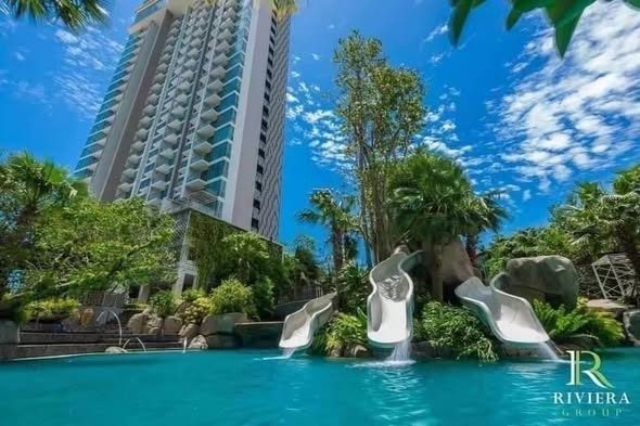 pool of The Riviera Wongamat Beach : เดอะ ริเวียร่า วงศ์อมาตย์ บีช
