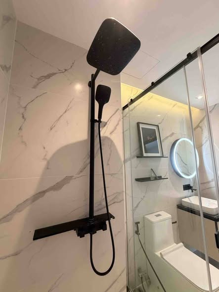 bathroom of The Room Phaya Thai