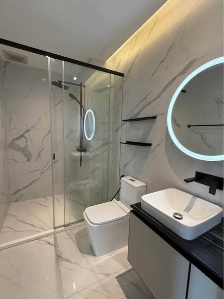 bathroom of The Room Phaya Thai