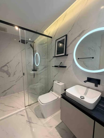 bathroom of The Room Phaya Thai
