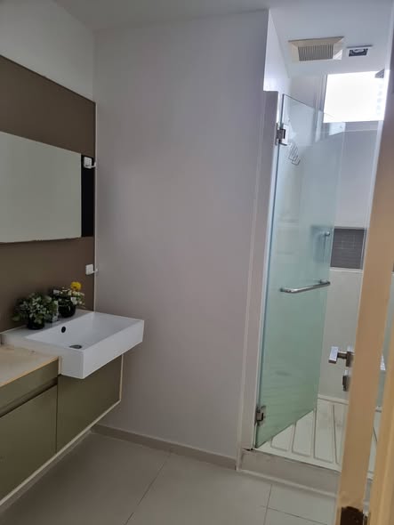 bathroom of The Room Sathon-Taksin