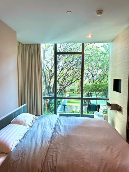 bedroom and room interior of The Room Sukhumvit 21
