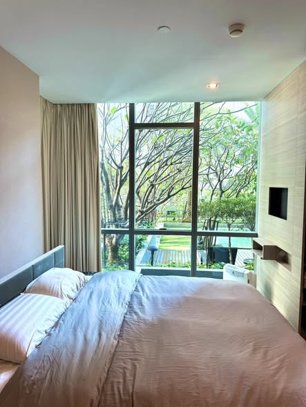 bedroom and room interior of The Room Sukhumvit 21