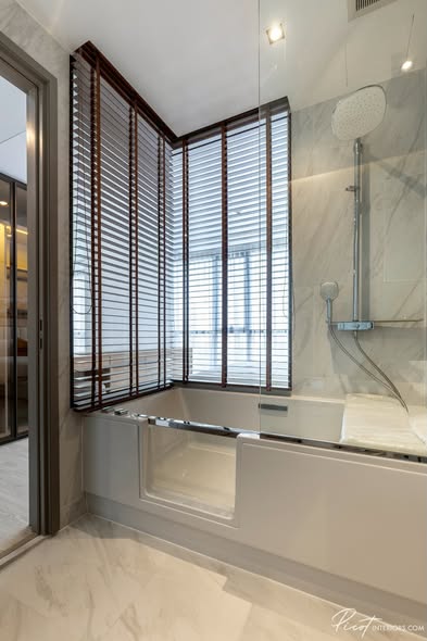 room interior and bathroom of THE ROOM SUKHUMVIT 38 | เดอะรูม สุขุมวิท 38