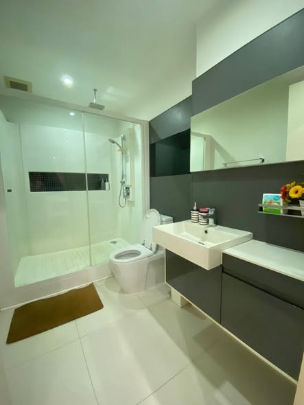 bathroom of The Room Sukhumvit 62