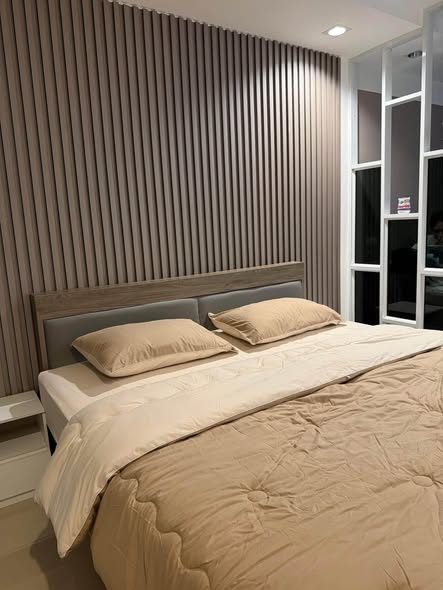 bedroom and bathroom of The Royal Place 1