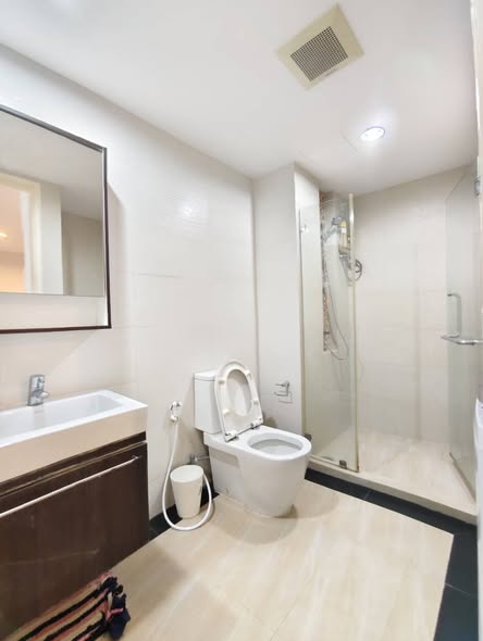 bathroom of The Silk Sanam Pao