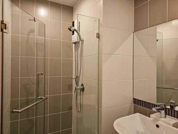 room interior and bathroom of The Stage Taopoon – Interchange