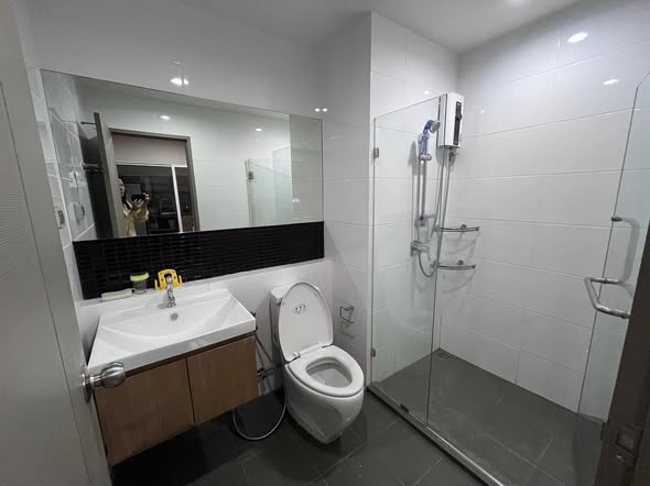 room interior and bathroom of The Tempo Grand Sathon-Wutthakat