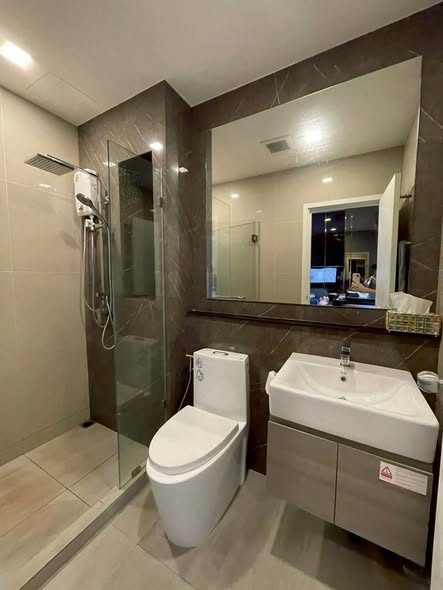 bathroom of The Tree Pattanakarn-Ekkamai
